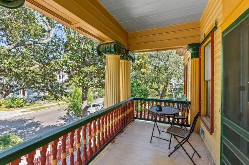 2927 Bernardo De Galvez Ave, Galveston TX 77550 exterior