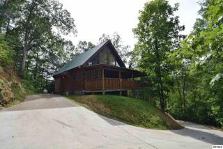 3823 Dollys Dr, Pigeon Forge TN  37876-8762 exterior