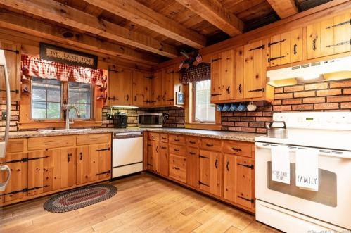 63 Red Oak Hill Rd, Farmington CT  06032-2201 exterior