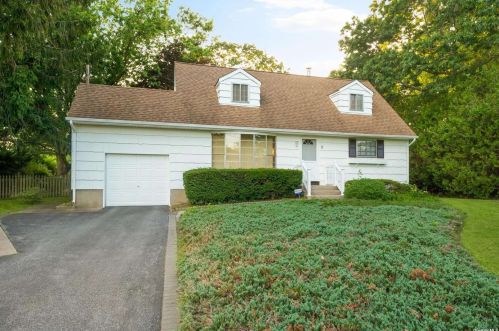 10 Purdy Ave, Elwood NY  11731-4503 exterior