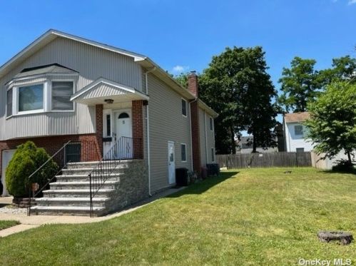 5 Park Ave, Roosevelt, NY 11575-1452