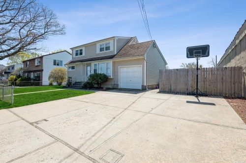 469 39th St, North Lindenhurst, NY 11757-2626