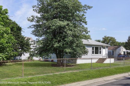 28 Carter Ave, Middletown NJ  07748-5302 exterior