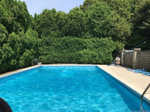 12 Marlin Dr, Waterford, CT 06385-2606
