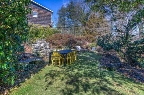 77 Kewanee Rd, New Rochelle NY  10804-1301 exterior