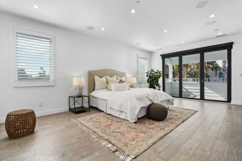 3213 Pine Ave, Manhattan Beach CA  90266-3615 exterior
