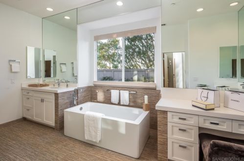 1355 Ravean Ct, Encinitas CA  92024-6204 exterior