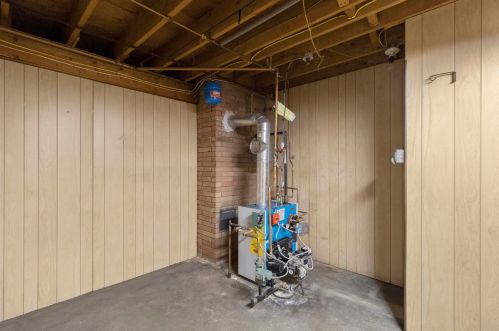 1 Cole St, Salem NH  03079-3931 exterior