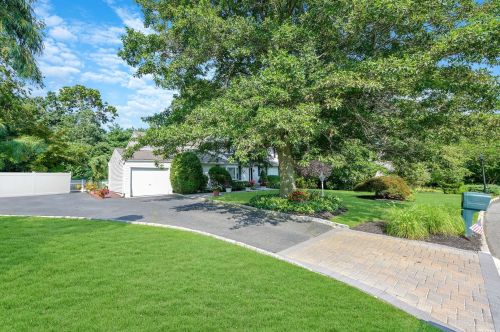 33 Peachtree Ln, Mount Sinai, NY 11766-1817