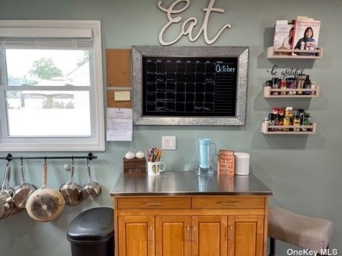 190 31 St, North Lindenhurst NY 11757-3216 exterior