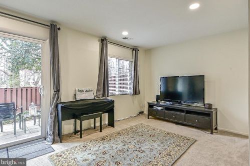 2414 Southgate Sq, Herndon VA  20191-1239 exterior