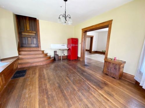 423 Center St, Grove City, PA 16127-1241