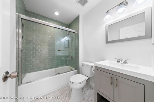 18 Cotswold Cir, Tinton Falls NJ 07712-2650 exterior