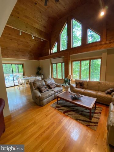 318 Tuscarora Dr, Hazle Township, PA 18202-8221
