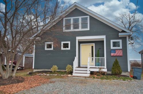 189 Namquid Dr, Warwick, RI 02888-5639
