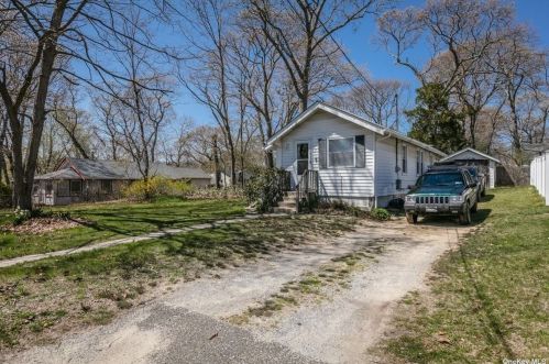 11 Lafayette Ave, Lake Grove, NY 11755-2918