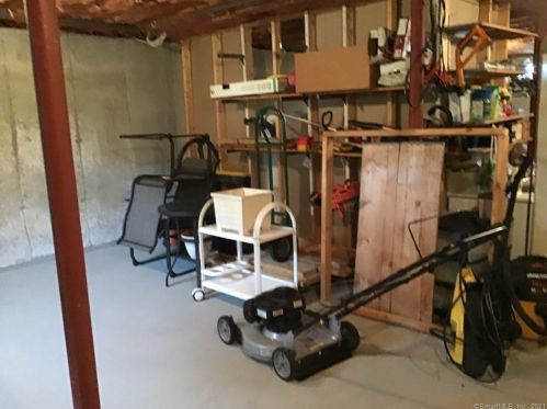 16 Salt Box Ln, Uncasville CT  06382-2084 exterior