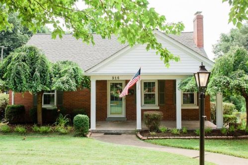 316 Boiling Springs Dr, Lexington, KY 40511-2101
