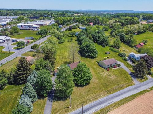 1943 Klines Mill Rd, Breinigsville PA  18031-2230 exterior