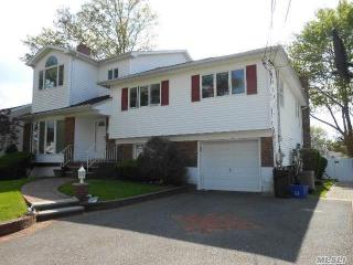 2762 3rd Pl, North Baldwin, NY 11510-4041