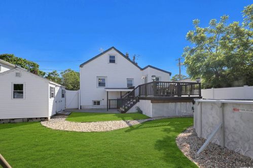 121 Clinton Ave, North Lindenhurst NY  11757-4127 exterior