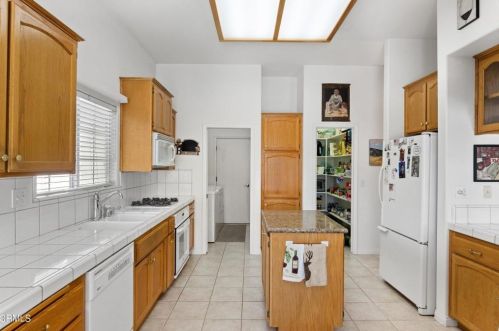 408 Calle Manzana, Bakersfield CA 93314-4247 exterior