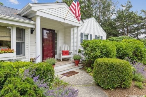 2 Lilac Rd, West Hampton Beach, NY 11978-2009