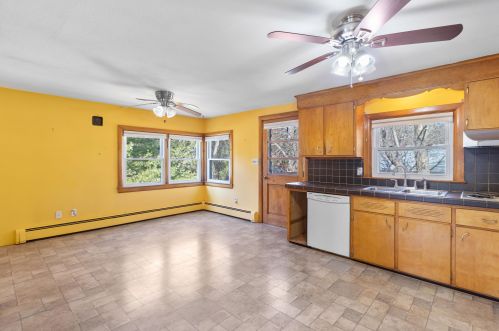 1 Cole St, Salem NH  03079-3931 exterior