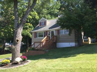 27 Madison Dr, Ogdensburg, NJ 07439-1034