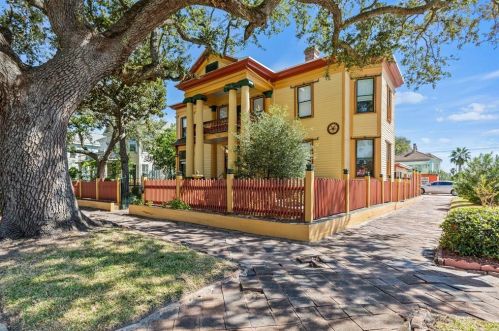 2927 Bernardo De Galvez Ave, Galveston TX 77550 exterior