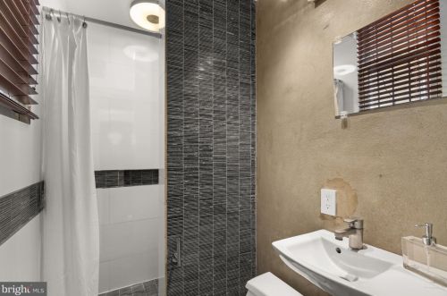 1413 Swann St, Washington DC 20009-3904 exterior