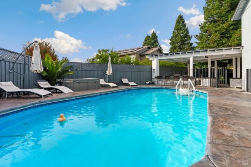 1068 Matthew Ct, Windsor CA  95492-8778 exterior