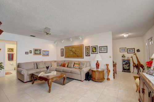 5136 Mirror Lk Blvd, Boynton Beach FL  33472-1211 exterior