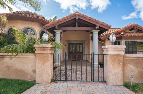 1129 Sugarbush Dr, Vista CA  92084-6605 exterior