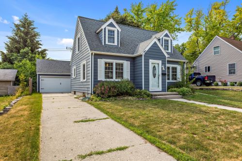 1142 8th Ave, West Bend, WI 53090-1802