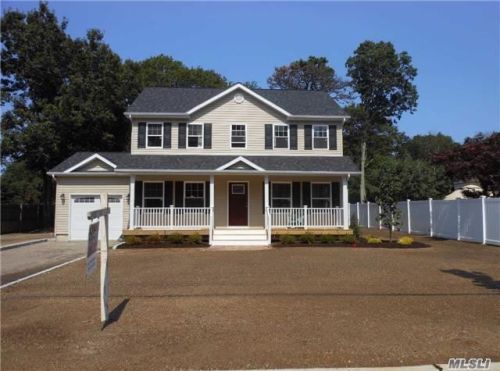 7 Sachs St, Bayshore, NY 11706-6133