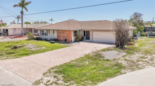 390 Washington Ct, Fort Myers Beach, FL 33931-3736