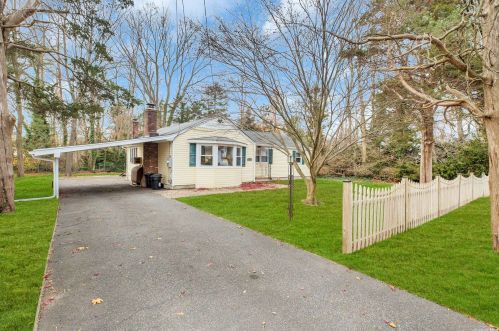 4 Cedar Grove Ave, Lake Grove, NY 11755-2968
