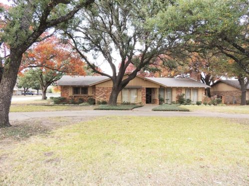 6228 Hill Ln, Fort Worth, TX 76135-1321