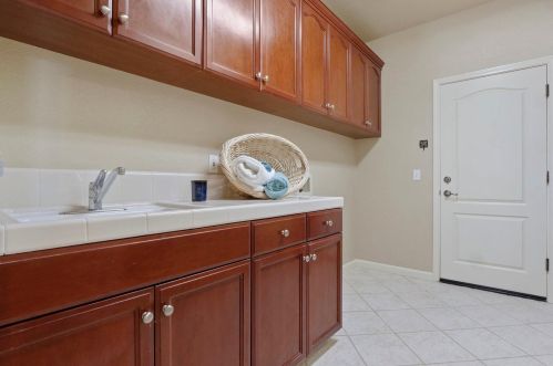 2044 Sugarbowl Way, Lodi CA  95242-4752 exterior