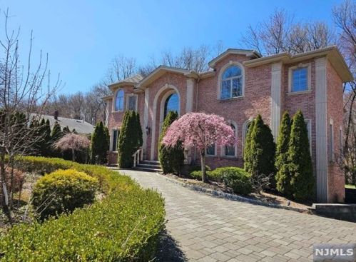 272 Castle Dr, Englewood, NJ 07632-1631