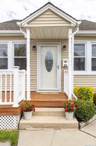 26 Mound St, North Lindenhurst, NY 11757-6918