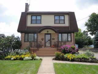 4107 Saint Martins Pl, Cincinnati, OH 45211-5313