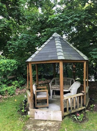 18 Simsbury St, Waterbury CT  06704-2719 exterior