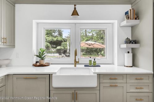 4 Constitution Dr, Leonardo NJ  07737-1808 exterior