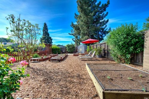 1000 Woodridge Dr, Vacaville CA  95687-6440 exterior