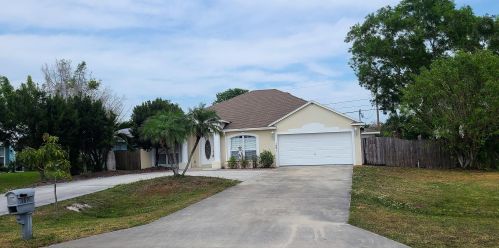 1891 Berkshire Blvd, Fort Pierce FL  34952-6607 exterior