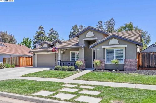 1197 Meadow Dr, Livermore, CA 94551-8906