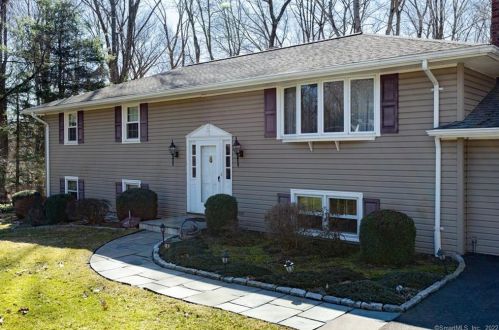 31 Stony Brook Rd, Waterbury, CT 06762-3029