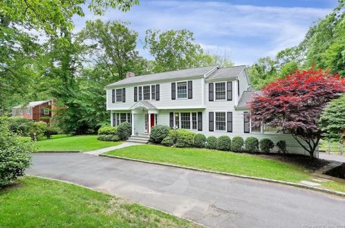 89 Betsys Ln, New Canaan, CT 06840-5203
